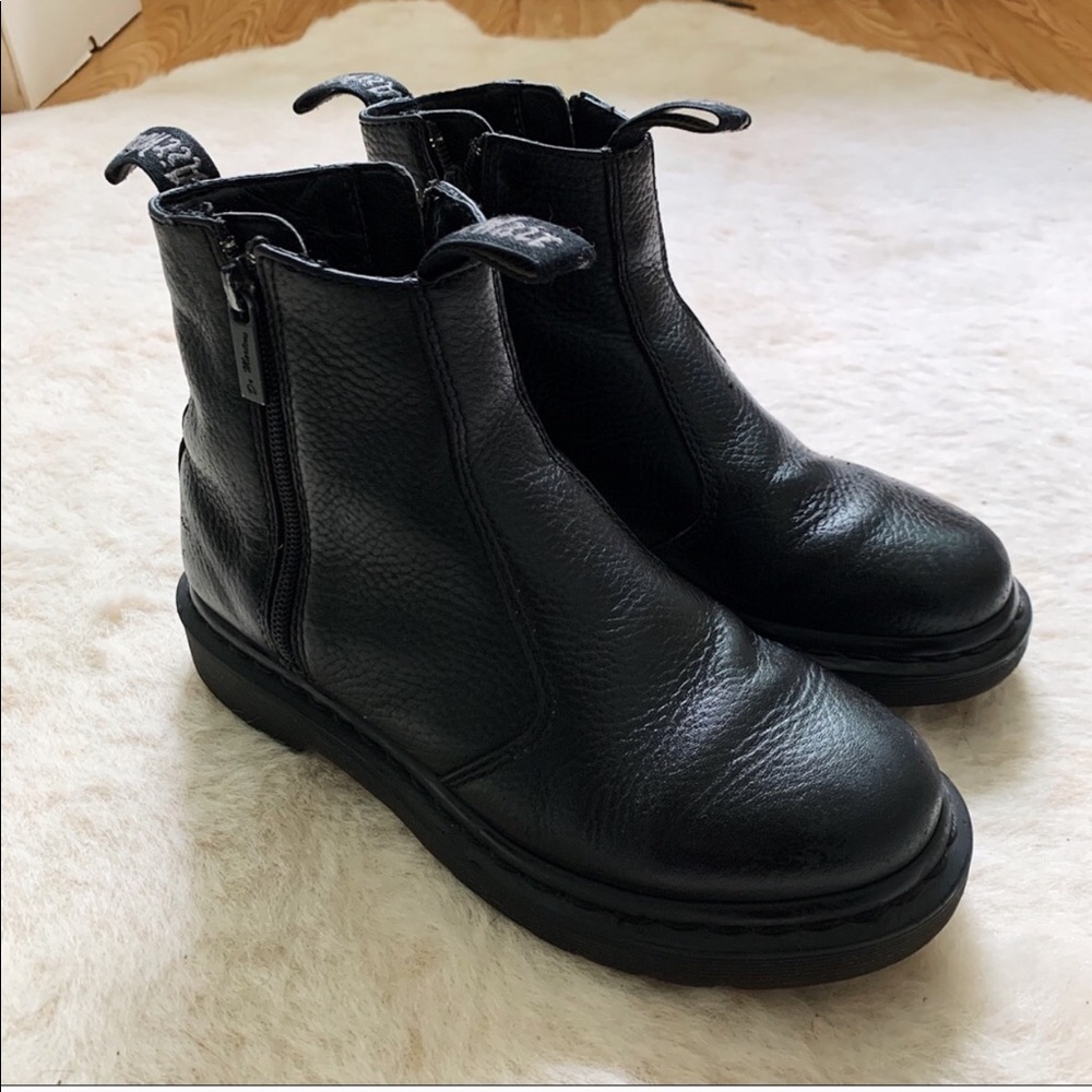 DR MARTENS 2976 ZIP CHELSEA BOOT